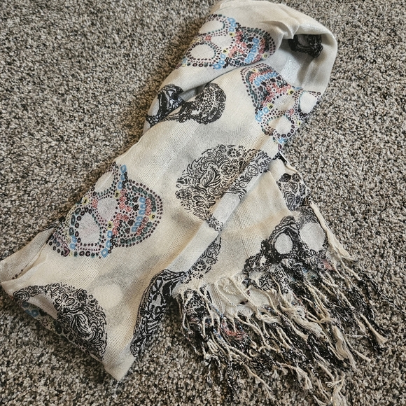 Scarf with Skulls - Picture 5 of 15
